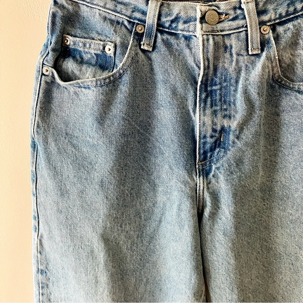 GUESS Vintage 90s Mom Jean Light Wash - Picture 4 of 8